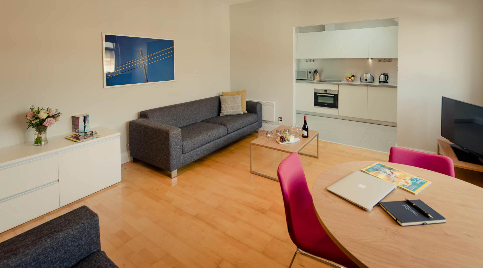 PREMIER SUITES Reading spacious living room